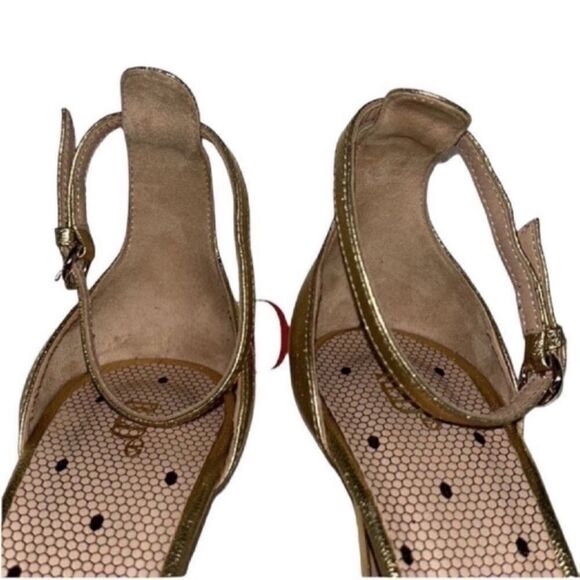 Red Valentino Gold Leather Stilettos
Sandals(Size 7,37) - Picture 7 of 10